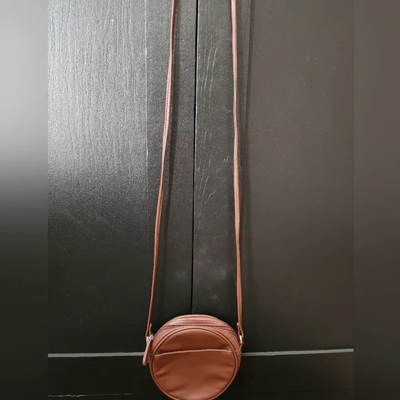 No Boundaries circle crossbody in brown - Picture 3 of 7